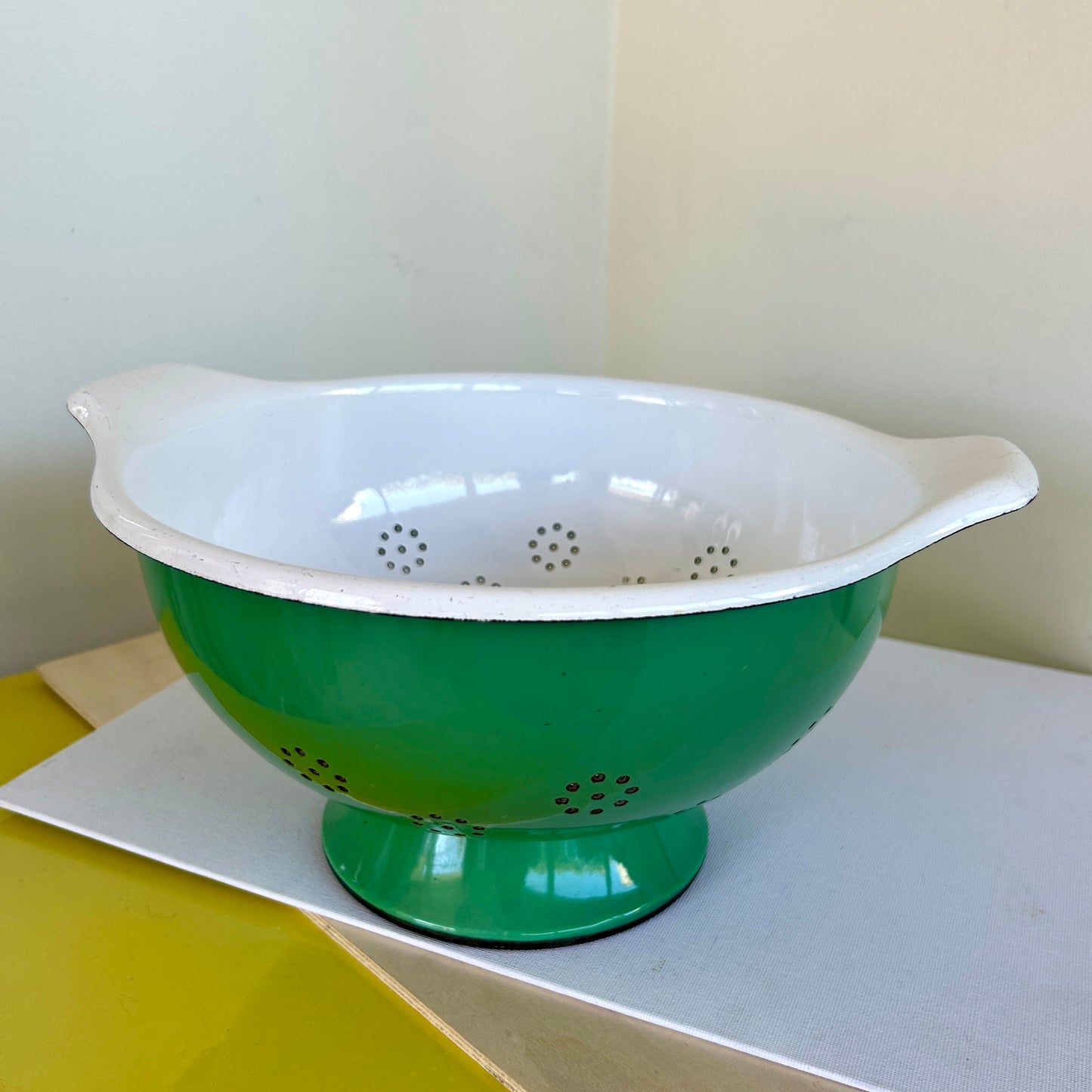 Queen Western Qualità Garantita, scolapasta smaltato bianco e verde