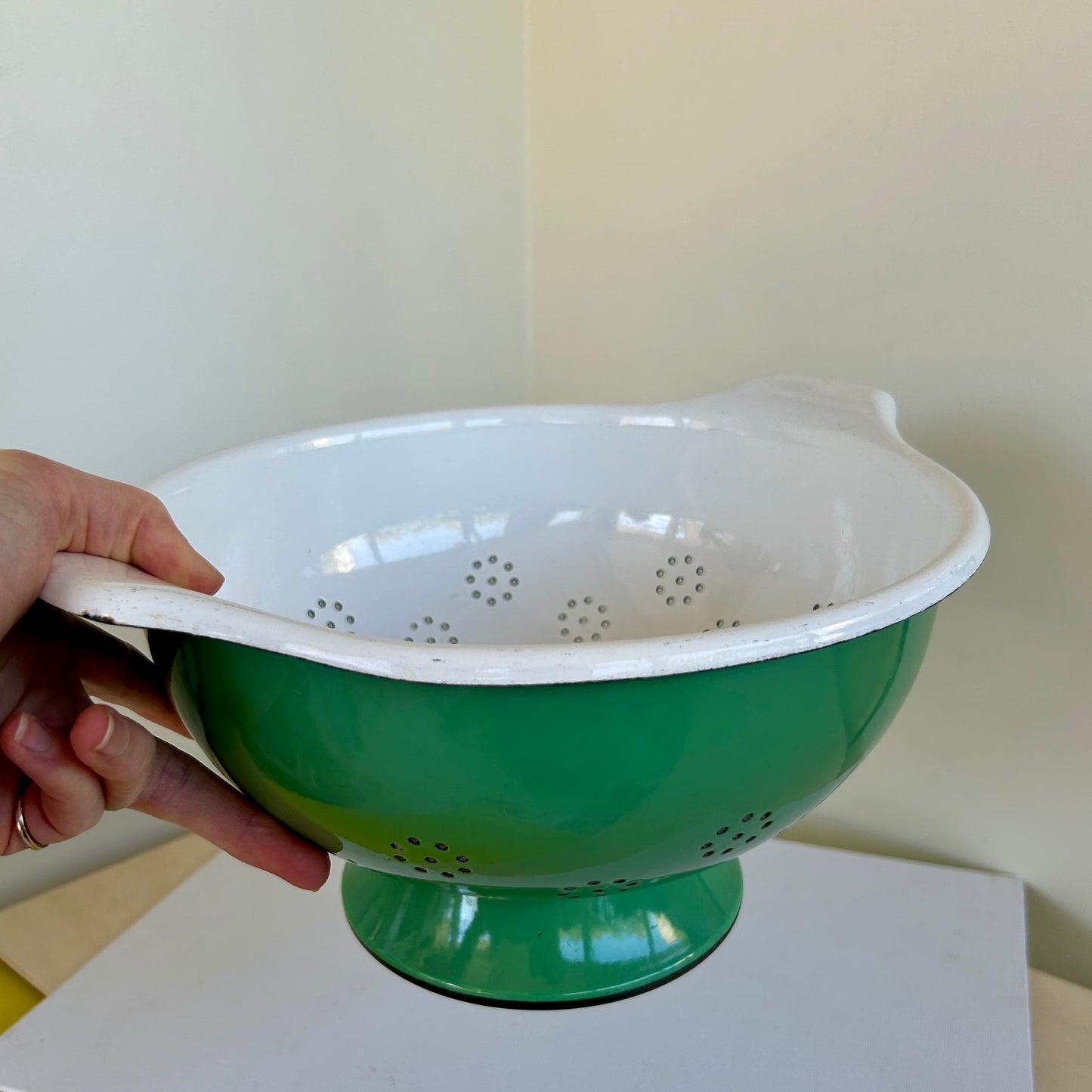 Queen Western Qualità Garantita, scolapasta smaltato bianco e verde