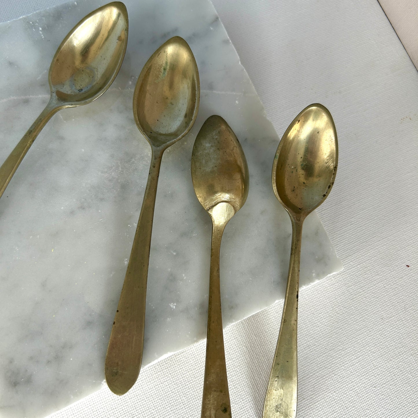 Antique brass-coloured teaspoon set